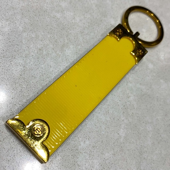 LOUIS VUITTON VINTAGE KEY RING TAB PATENT LEATHER YELLOW GOLD TONE UNISEX ⭐️⭐️⭐️ - Picture 3 of 11